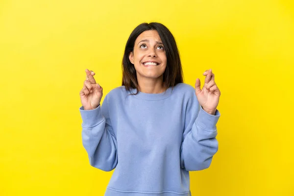 Giovane Donna Caucasica Isolata Sfondo Giallo Con Dita Incrociate Augurando — Foto Stock