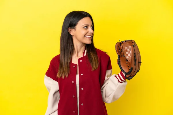 Young Caucasian Woman Playing Baseball Isolated Yellow Background Looking Side — ストック写真