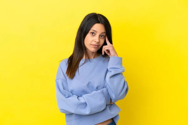 Junge Kaukasische Frau Isoliert Auf Gelbem Hintergrund Denkt Eine Idee — Stockfoto