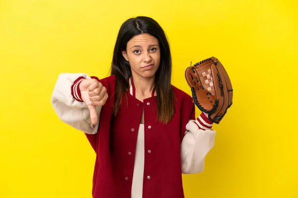 Young Caucasian Woman Playing Baseball Isolated Yellow Background Showing Thumb — ストック写真