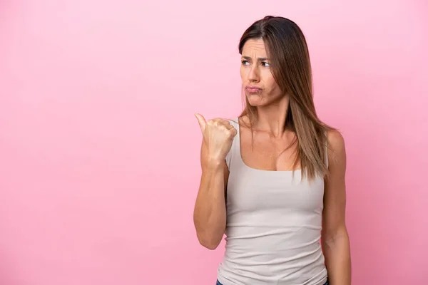 Middle Age Caucasian Woman Isolated Pink Background Unhappy Pointing Side — Foto Stock
