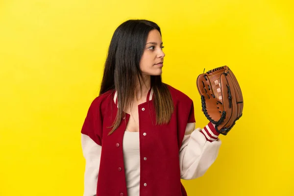 Young Caucasian Woman Playing Baseball Isolated Yellow Background Looking Side — ストック写真