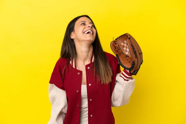 若いです白人女性プレイ野球黄色の背景に孤立笑い — ストック写真