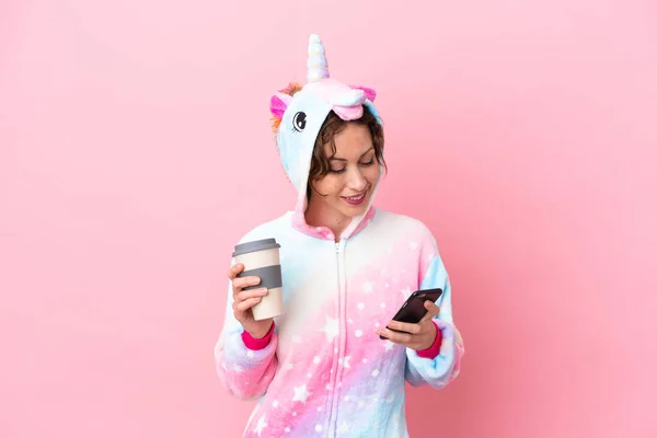 Mujer Joven Caucásica Con Pijama Unicornio Aislado Sobre Fondo Rosa —  Fotos de Stock