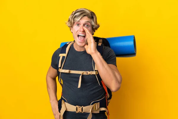 Young Mountaineer Man Isolated Yellow Background Shouting Mouth Wide Open — ストック写真