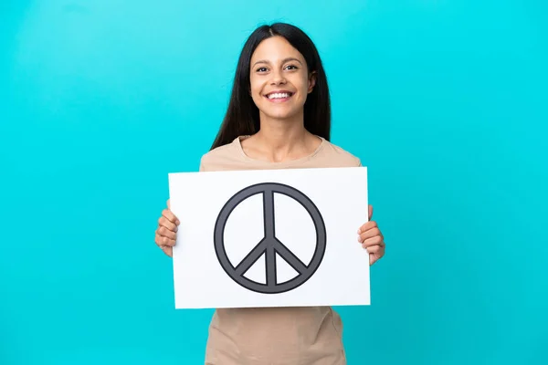 Молода Жінка Над Ізольованим Тлом Тримає Плакат Символом Миру Щасливим — стокове фото