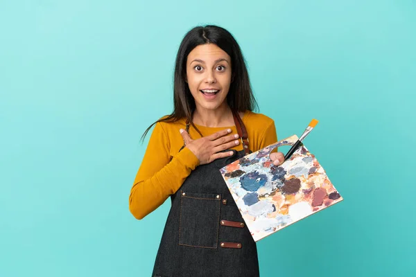 Young Artist Caucasian Woman Holding Palette Isolated Blue Background Surprised —  Fotos de Stock