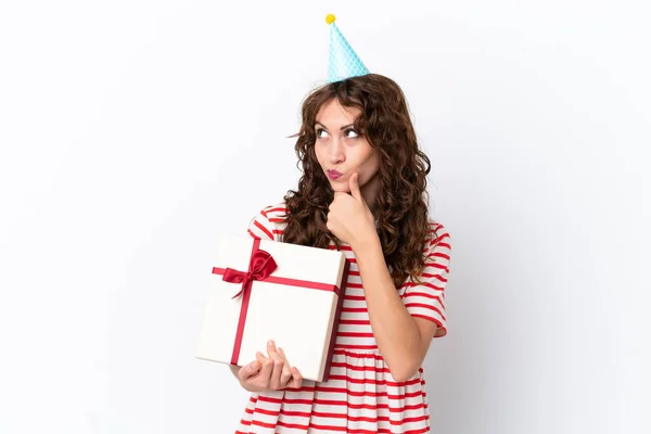 Jonge Vrouw Met Krullend Haar Houden Aanwezig Geïsoleerd Witte Achtergrond — Stockfoto