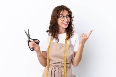 Beyaz arka planda izole edilmiş beyaz tenli genç beyaz kadın çözümü bulmak için parmağını kaldırıyor.