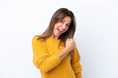 Beyaz arka planda izole edilmiş orta yaşlı beyaz kadın zaferi kutluyor.