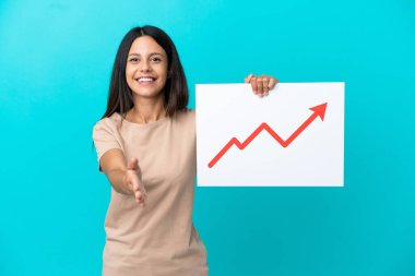 Karantina altındaki genç kadın elinde büyüyen bir istatistik okuyla bir işaret tutuyor ve anlaşma yapıyor.