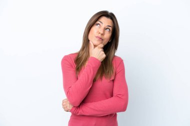 Beyaz arka planda izole edilmiş orta yaşlı beyaz kadın şüpheleri var.