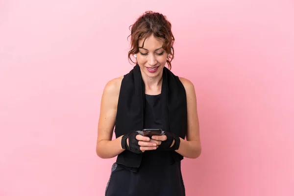 Sport Sport Woman Towel Isolated Pink Background Sending Message Mobile — Foto de Stock