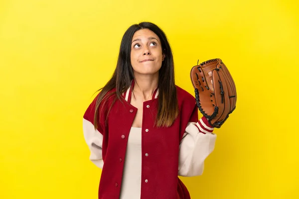 Jonge Kaukasische Vrouw Spelen Honkbal Geïsoleerd Gele Achtergrond Zoek Omhoog — Stockfoto