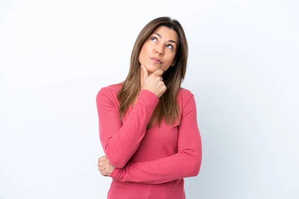 Middelbare Leeftijd Blanke Vrouw Geïsoleerd Witte Achtergrond Met Twijfels — Stockfoto