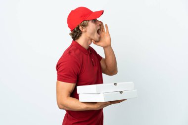 İzole edilmiş beyaz arka planda pizza dağıtan adam ağzı sonuna kadar açık bağırıyor.
