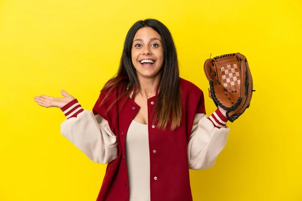 Young Caucasian Woman Playing Baseball Isolated Yellow Background Shocked Facial — ストック写真