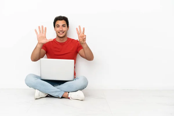 Caucasian Handsome Man Laptop Sitting Floor Counting Eight Fingers — Φωτογραφία Αρχείου