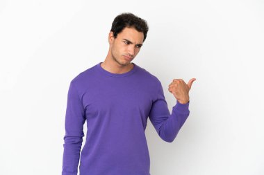 Kafkas yakışıklı adam soyutlanmış beyaz arka planda mutsuz ve kenarı işaret ediyor.