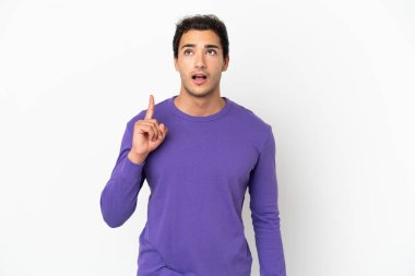 Kafkasyalı yakışıklı, soyutlanmış beyaz arka planda bir fikir düşünüyor.