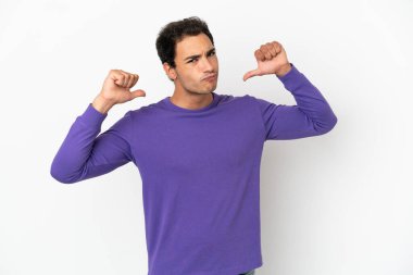 Kafkas yakışıklı adam soyutlanmış beyaz arka plan gururlu ve kendini beğenmiş