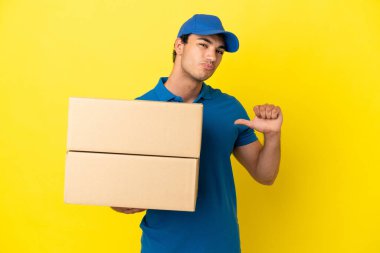 Yalıtılmış sarı duvarı aşan teslimatçı gururlu ve kendini beğenmiş.