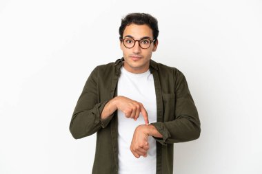Kafkasyalı yakışıklı, soyutlanmış beyaz bir adam geç kalma jesti yapıyor.