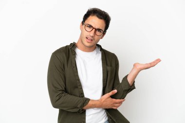 Kafkasyalı yakışıklı, soyutlanmış beyaz bir geçmişi var. Şüpheleri var.