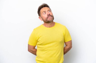 Beyaz arka planda izole edilmiş orta yaşlı beyaz bir adam var.