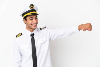 İzole edilmiş beyaz arka plan üzerinde uçak pilotu iyi niyet gösterisi yapıyor.