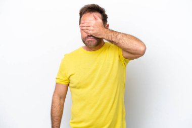 Orta yaşlı beyaz bir adam beyaz arka planda, gözleri elleriyle kapatıyor. Bir şey görmek istemiyorum.