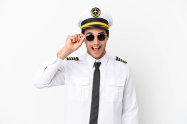 Uçak pilotu gözlüklü ve şaşırmış beyaz arka plan üzerinde