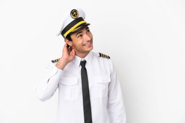 İzole edilmiş beyaz arka plan üzerinde uçak pilotu bir fikir düşünüyor
