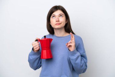 Beyaz arka planda kahve fincanı tutan genç Rus kadın, şans diliyor ve en iyisini diliyor.