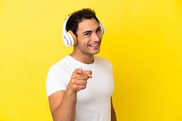 Kaukasische Knappe Man Geïsoleerde Gele Achtergrond Luisteren Muziek Wijzen Naar — Stockfoto
