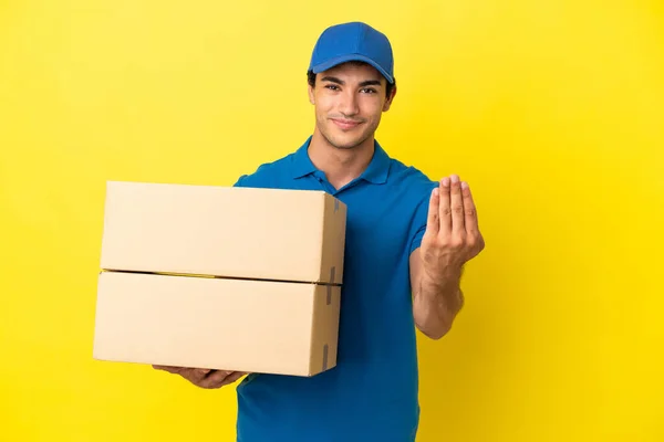 Delivery Man Isolated Yellow Wall Inviting Come Hand Happy You — Fotografia de Stock