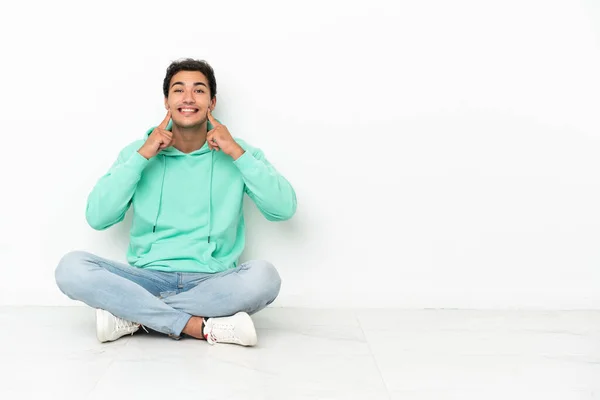 Caucasian Handsome Man Sitting Floor Smiling Happy Pleasant Expression — Stockfoto