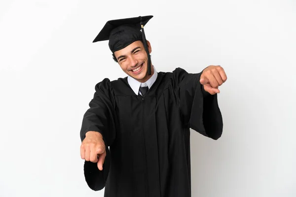 Junger Universitätsabsolvent Vor Isoliertem Weißen Hintergrund Zeigt Lächelnd Mit Dem — Stockfoto