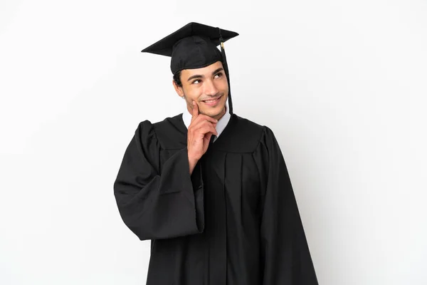 Graduação Universitária Jovem Sobre Fundo Branco Isolado Pensando Uma Ideia — Fotografia de Stock
