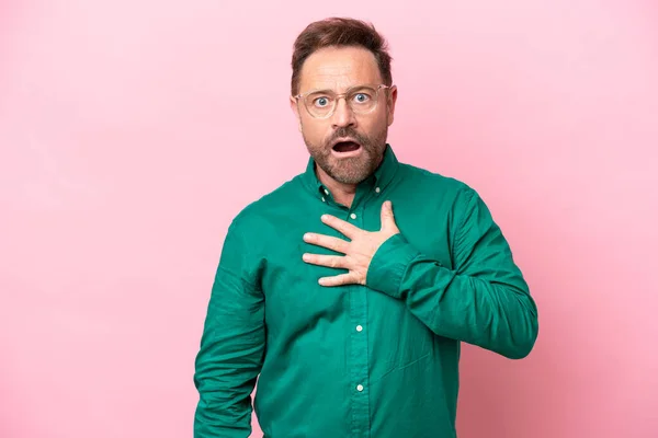 Middle Age Caucasian Man Isolated Pink Background Surprised Shocked While — Stock Photo, Image