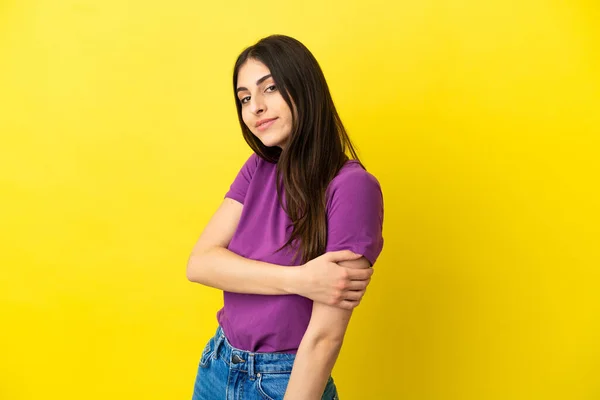 Jonge Kaukasische Vrouw Geïsoleerd Gele Achtergrond Lachen — Stockfoto