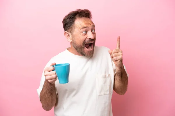Biały Mężczyzna Średnim Wieku Trzymający Filiżankę Kawy Różowym Tle Zamiarem — Zdjęcie stockowe