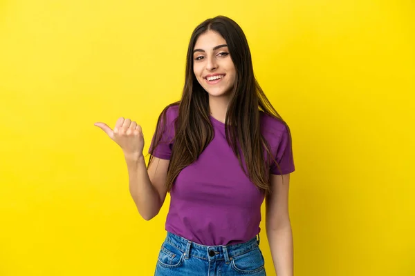 Mulher Branca Jovem Isolado Fundo Amarelo Apontando Para Lado Para — Fotografia de Stock