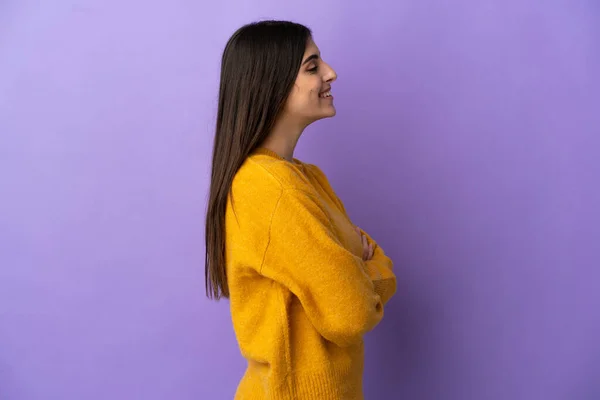 Mujer Joven Caucásica Aislada Sobre Fondo Púrpura Posición Lateral — Foto de Stock