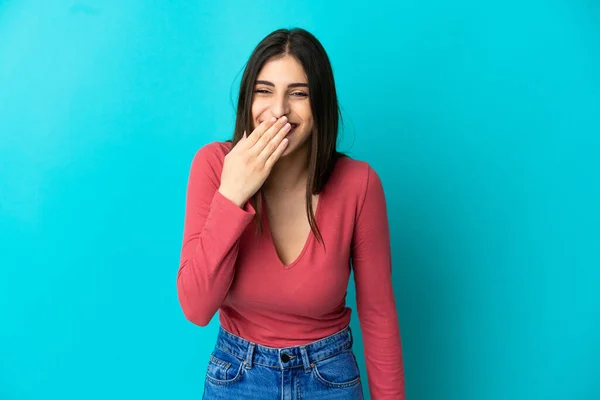 Mulher Branca Jovem Isolado Fundo Azul Feliz Sorrindo Cobrindo Boca — Fotografia de Stock