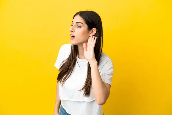 Νεαρή Καυκάσια Γυναίκα Απομονωμένη Κίτρινο Φόντο Ακούγοντας Κάτι Βάζοντας Χέρι — Φωτογραφία Αρχείου