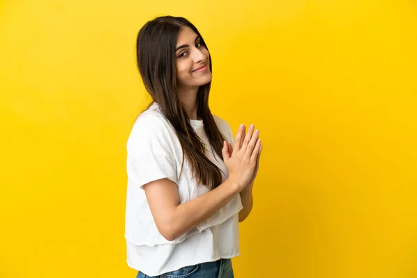 Jonge Blanke Vrouw Geïsoleerd Gele Achtergrond Intrigerend Iets — Stockfoto