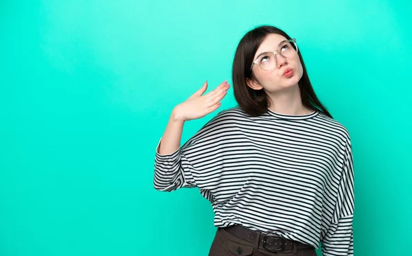 Jovem Mulher Russa Isolada Fundo Verde Com Expressão Cansada Doente — Fotografia de Stock