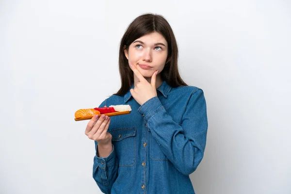 Jong Russisch Vrouw Holding Sashimi Geïsoleerd Witte Achtergrond Met Twijfels — Stockfoto