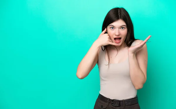 Joven Mujer Rusa Aislada Sobre Fondo Verde Haciendo Gesto Telefónico — Foto de Stock